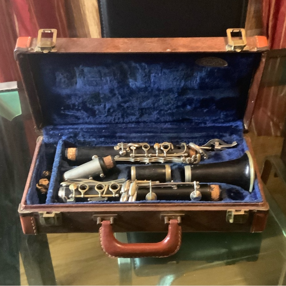 Vtg LYONS BAND INSTRUMENT CHICAGO CLARINET IN ORIGINAL CASE. COSMETIC SCRATCHES.
